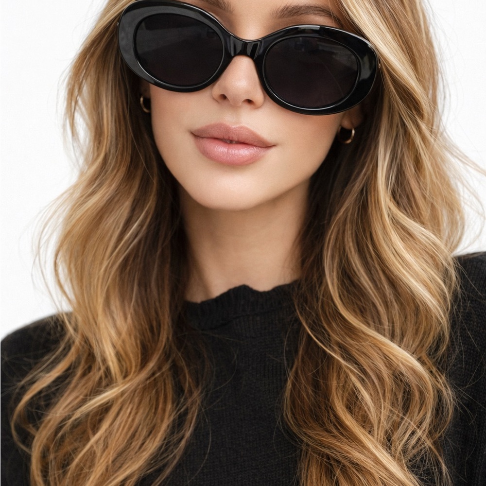 Quiet Luxury Sunnies Triomphe Style Black frame w/gold logos